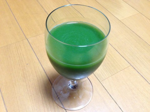 えがおの青汁満菜を水に溶かしたもの